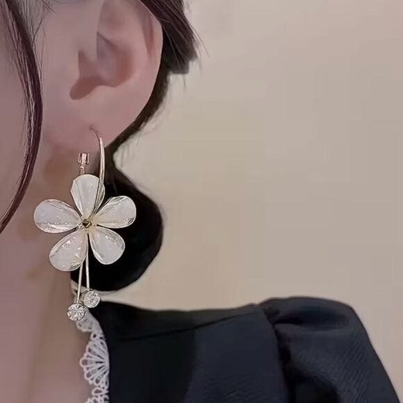 🌺 Betsey Johnson Stunning & Elegant Crystal Floral Gold and Cream Earrings 🌺 - Picture 3 of 7